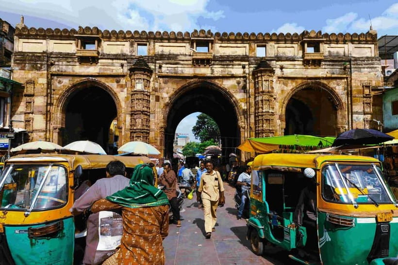 Ahmedabad Half Day Heritage Walking Tour - Rani no Hajiro: Mughal queen resting place in a market setting