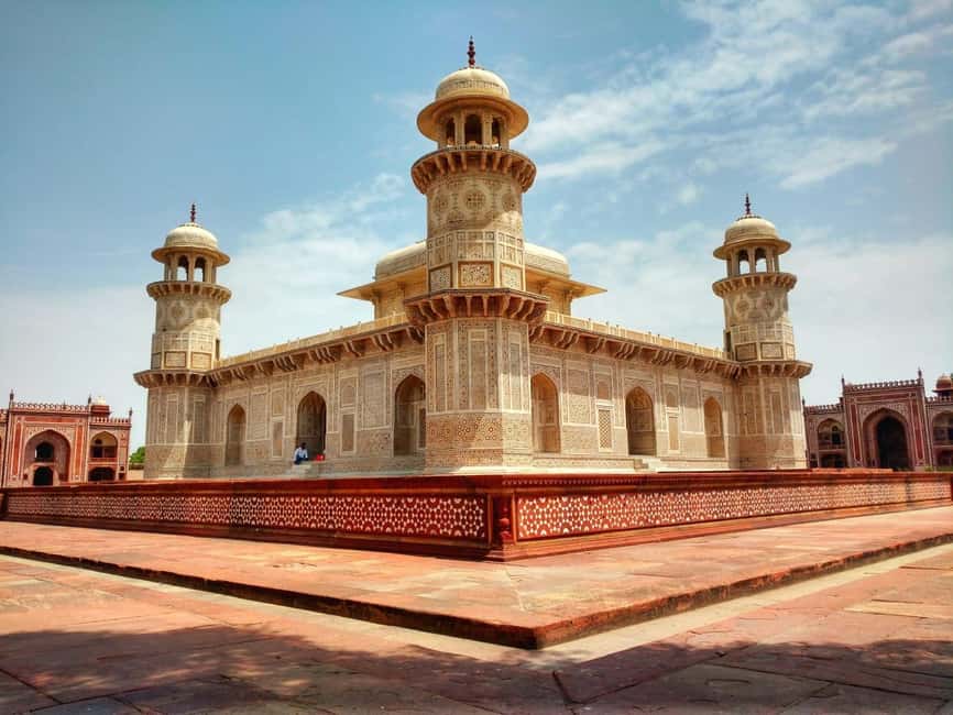 All-Inclusive Sunrise Taj Mahal, Agra Fort & Baby Taj Tour - Lunch in Agra: keep it simple and fuel the second half