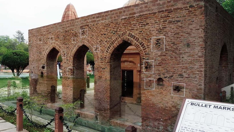 Amritsar: Golden Temple and Jallianwala Bagh Guided Tour - Langar: the world’s largest community kitchen, with live operations