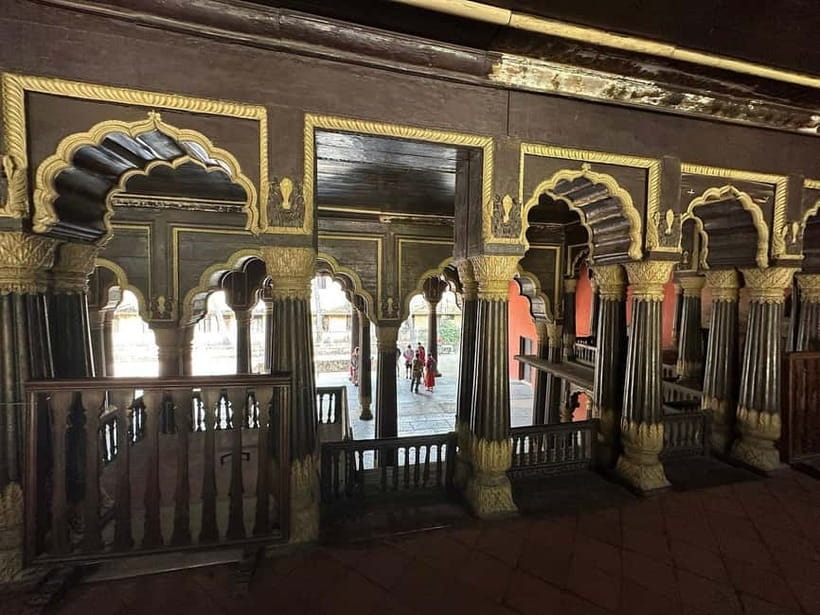 Bangalore: Palace, Temples, Fort & Markets Walking Tour - KR Market: Fruit-and-Flower Chaos with a Purpose