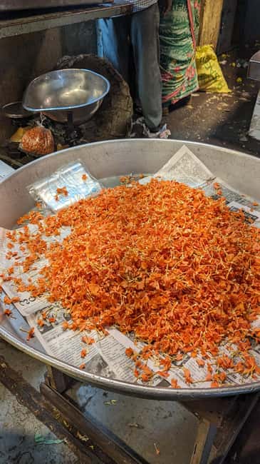 Bangalore Walking Tour KR Flower Market,Fort,Tippu palace - Arts and crafts market inside KR Market: souvenirs with a story