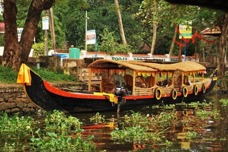 Cochin : Alleppey/Alappuzha Backwater Canoe (Shikara) Cruise - Getting Picked Up Smoothly at the Cochin Port Berth