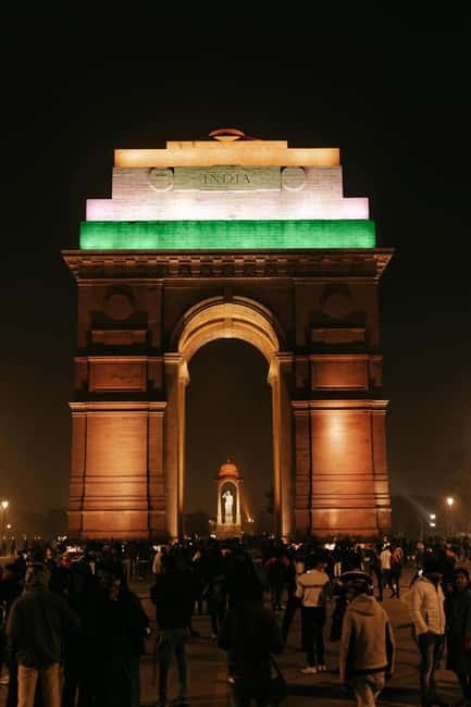 Delhi: Akshardham Temple, India Gate & Safdarjung Night Tour - Akshardham Temple: the exhibition, the carvings, and the giant stepwell