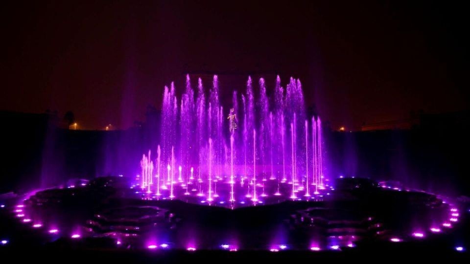 Delhi: Akshardham Temple, India Gate & Safdarjung Night Tour - The guides and the small touches that make it feel worth it