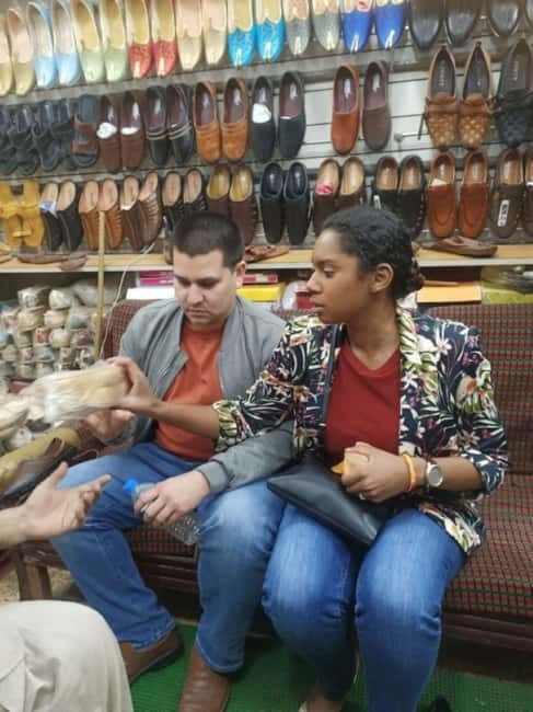 Delhi: Customized Shopping Tour with Female Consultant - South Delhi shift: INA Market and Central Craft Cottage Industries