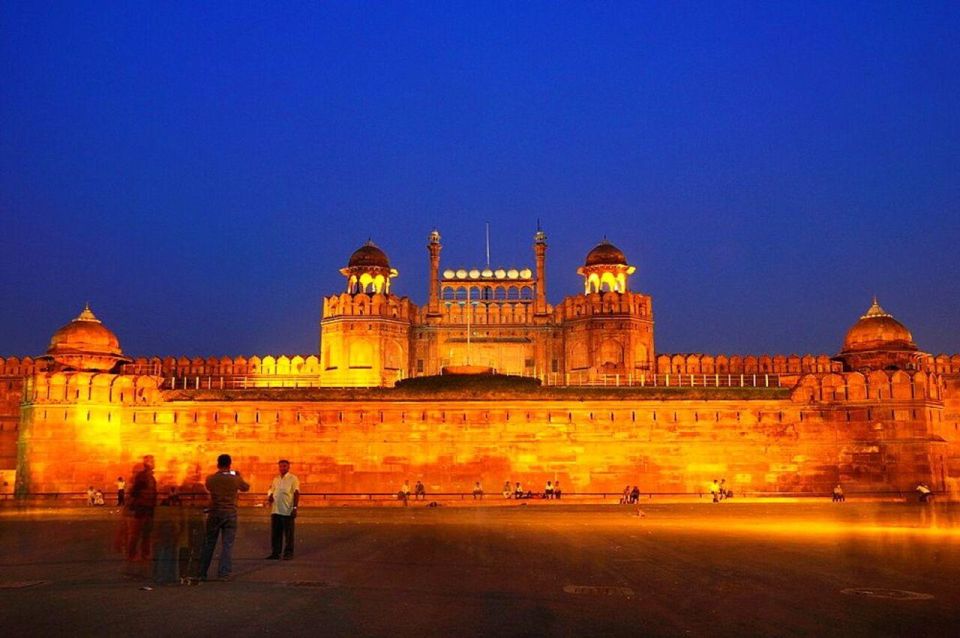 Delhi: Evening Tour of Old Delhi City with Guide - Sikh temple visit: Gurudwara Sis Ganj Sahib as a calm, human pause