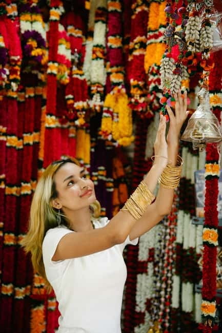 Delhi: Guided Shopping Tour Experience with Female Expert - Quick highlights you’ll care about