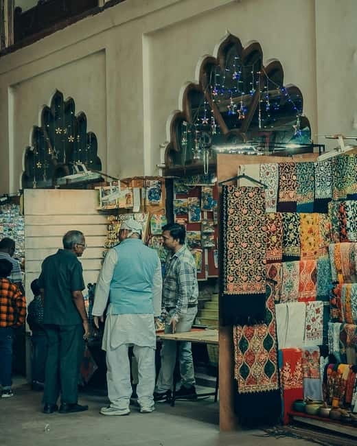 Delhi: Guided Shopping Tour Experience with Female Expert - What to buy (and how to tell quality from hype)