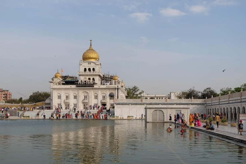 Delhi: Gurudwara Bangla Sahib Tour with Langar Meal - The history you’ll actually understand: Guru Har Krishan and the healing story