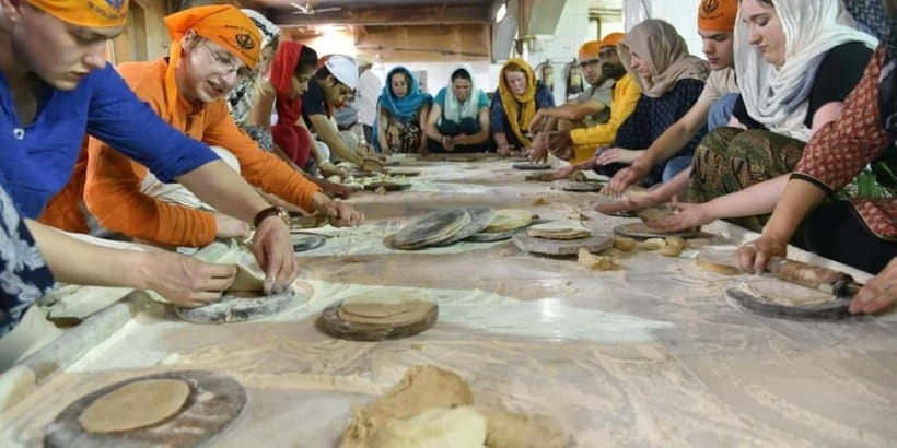 Delhi: Gurudwara Bangla Sahib Tour with Langar Meal - Barefoot rules, white marble corridors, and getting the etiquette right