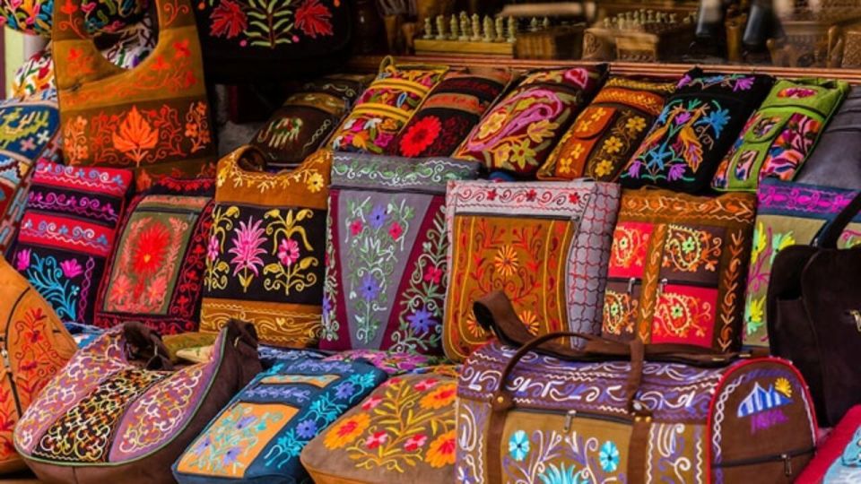 Delhi: Half day Shopping tour with guide by car. - What a 4-Hour Plan Feels Like (and How to Get More Out of It)