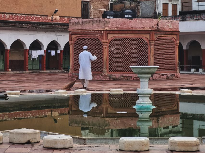 Delhi Like a Local: Food & Photography Full Day Tour - Meeting at Lal Qila Metro Gate: how the day gets moving