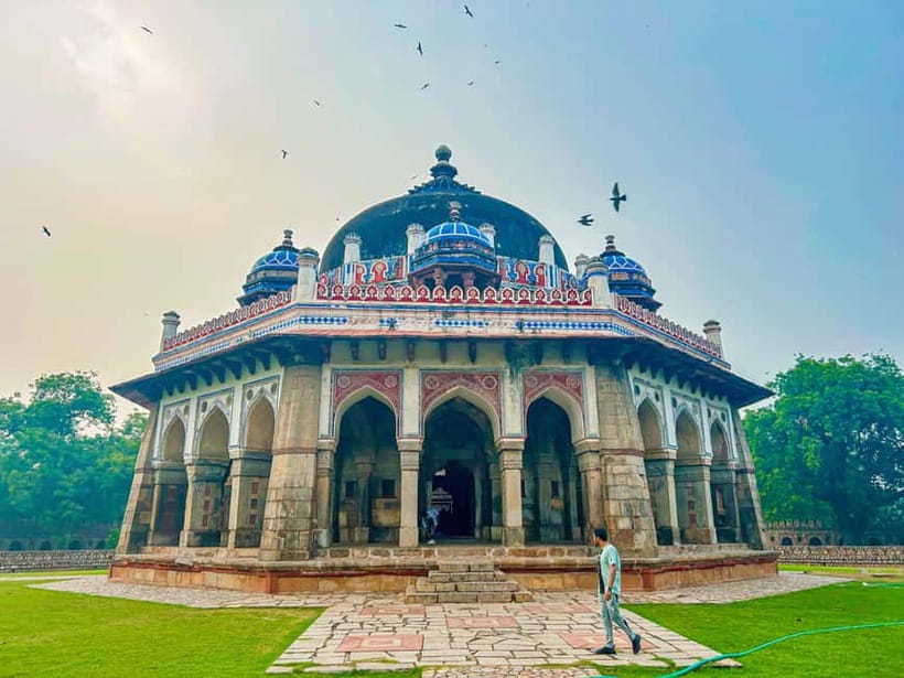 DELHI: NEW AND OLD SELF ITINERARY FULL DAY OR HALF DAY TOUR - Qutb Minar and Lotus Temple: Two Faith Styles, One Day’s Flow