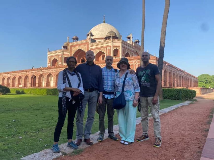 Delhi: Old and New Delhi Full or Half Day Guided Tour - Gurudwara Bangla Sahib: Calm, Order, and People