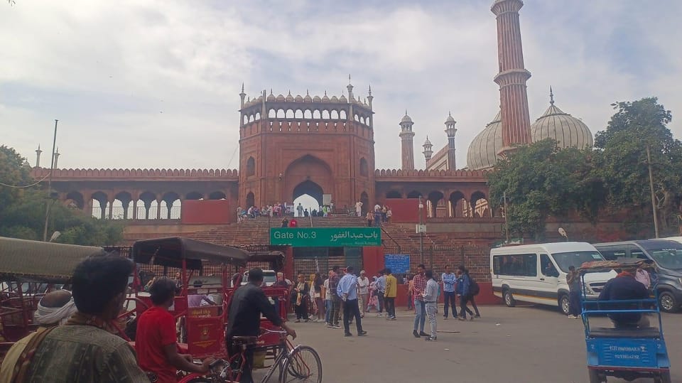 Delhi: Old Delhi City Tour with Tuk-Tuk Ride & Street Food - Red Fort and India Gate: Finishing the Day in New Delhi