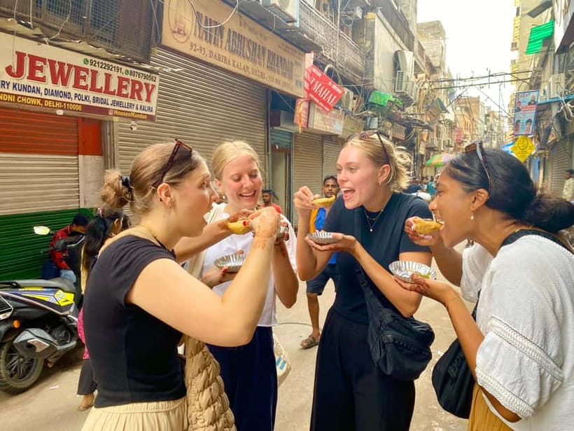 Delhi: Old Delhi's Street Food, Temples & Spice Market Tour - Chandni Chowk on foot: where the food tastings fit into the chaos