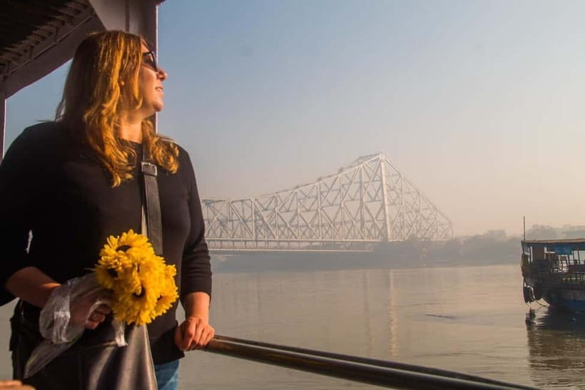 Kolkata: Magic Hour Tour with Breakfast - Mullick Ghat Flower Market: color, motion, and morning commerce